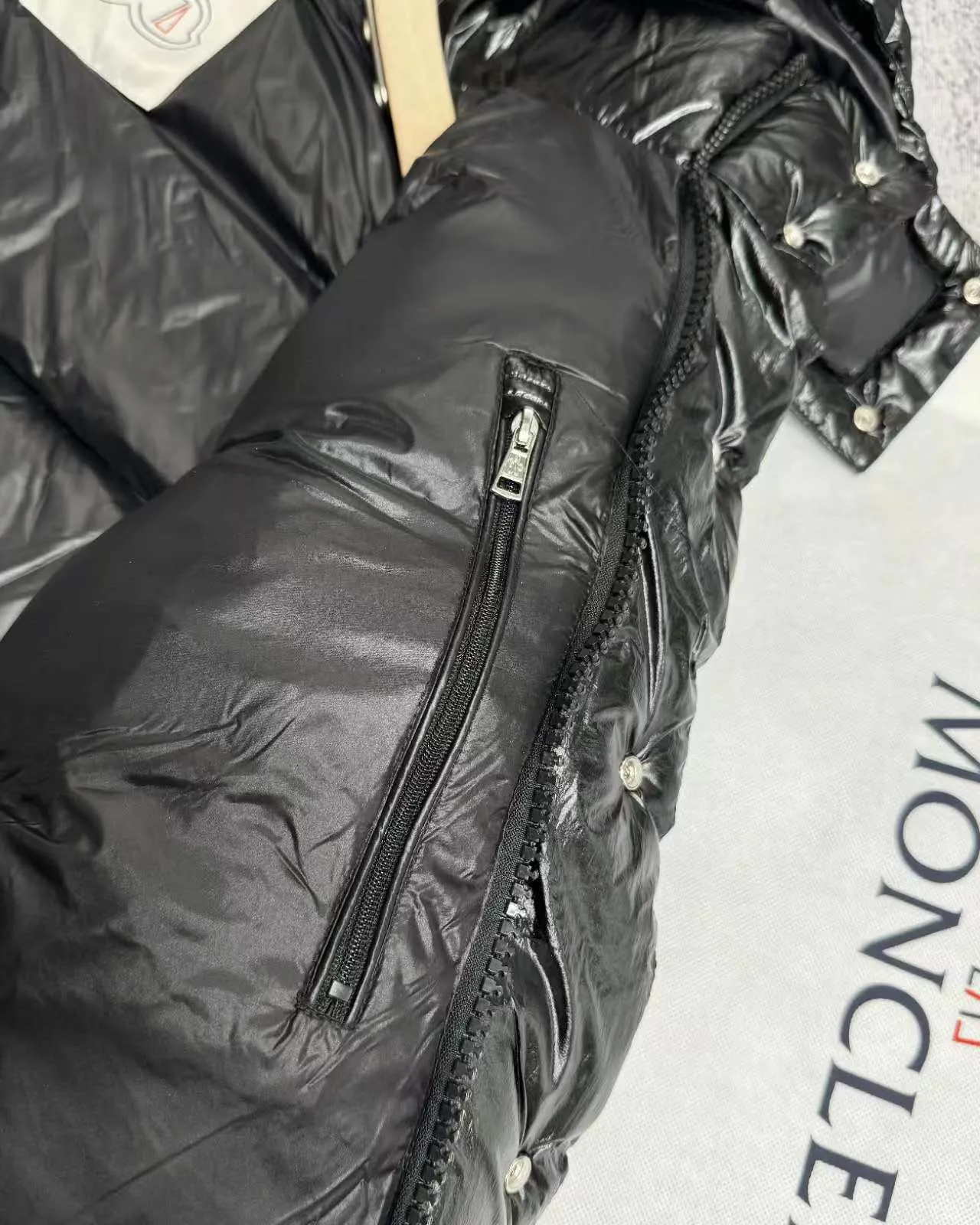 P390 Moncler/ 2026 70 、 。 DNA ， ， 。 Classic ， 、 。 Classic 70 。 Quality， 90 ，Premium Quality ， ，Black ！ Sizes M-3XL
